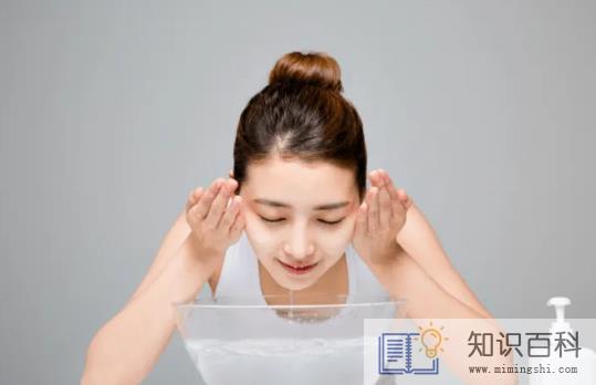 用盐水洗脸好还是用白醋洗脸好1