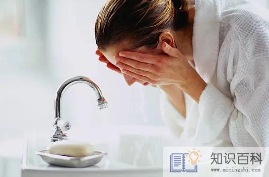 用盐水洗脸好还是用白醋洗脸好3