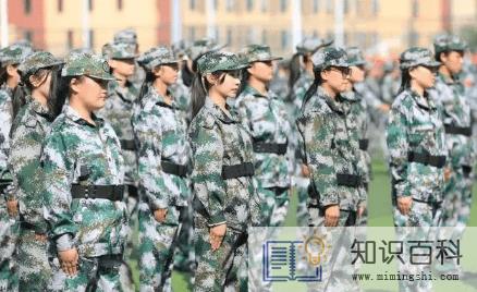 大学军训的衣服是学校发吗20222