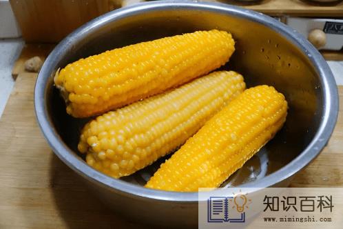 玉米要煮好变褐色了还能吃吗3