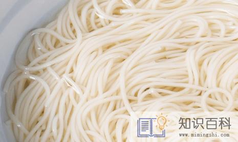 挂面煮好后怎么过凉水1